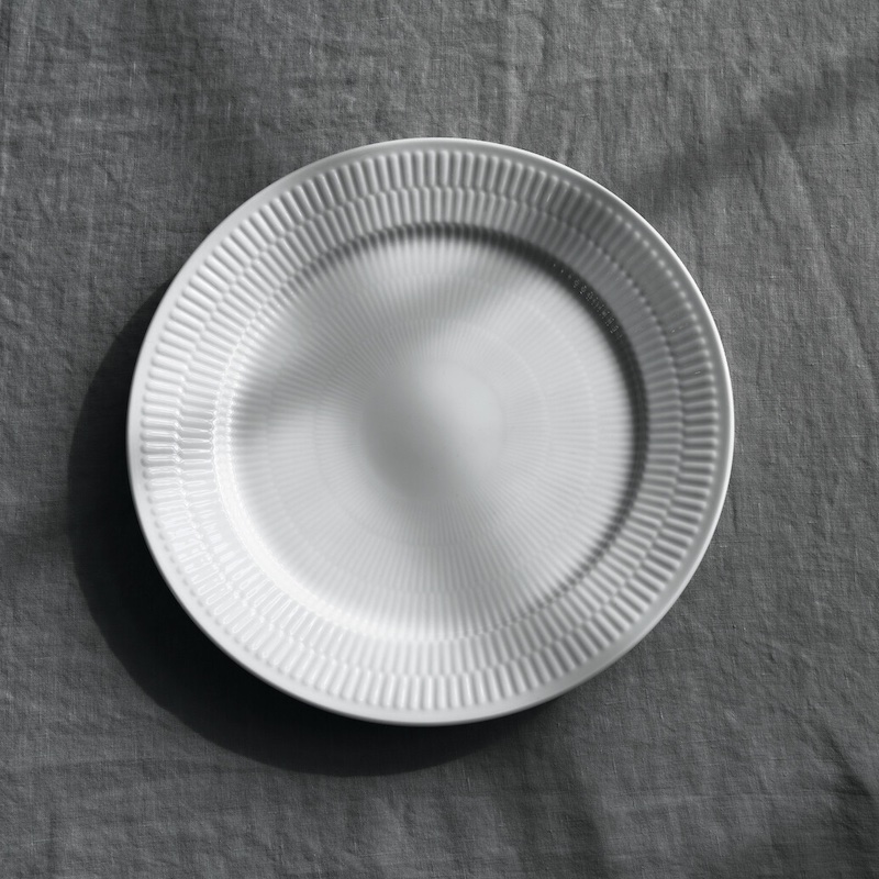 ホワイトフルーテッド プレート 27cm|ロイヤル コペンハーゲン 公式