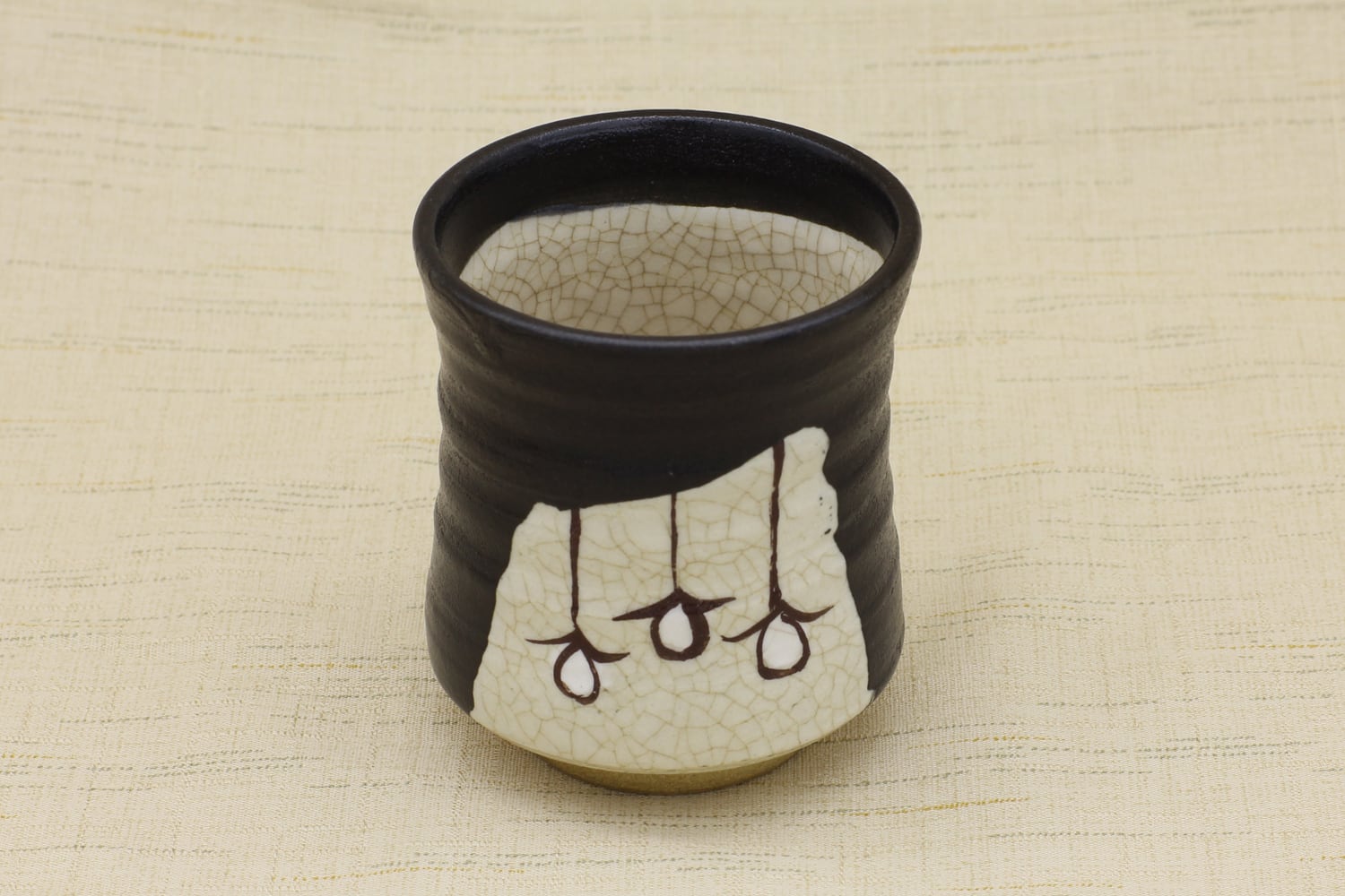 三峰園窯 湯呑 黒織部 丸つるし柿 【商品番号：001】 | 瀬戸蔵