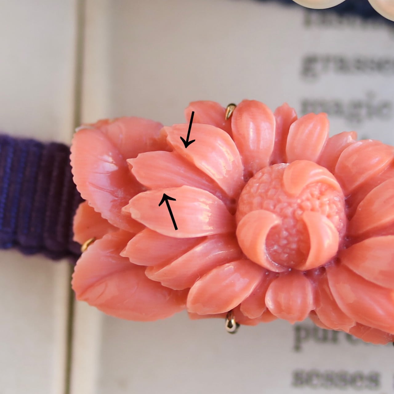 ピンク珊瑚彫刻-菊（置物）449KN