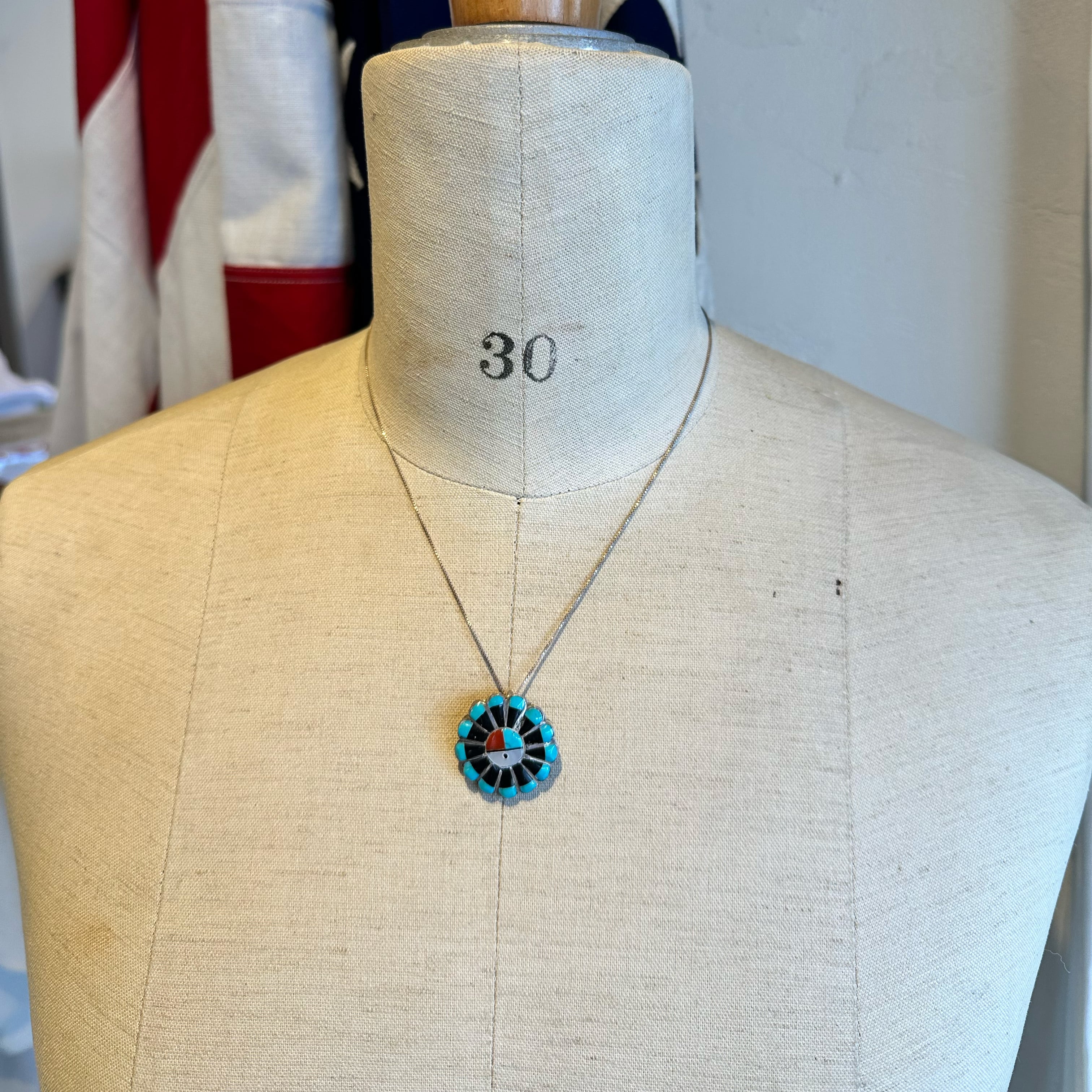 インディアンジュエリー ”ズニ族 サンフェイスペンダントトップ