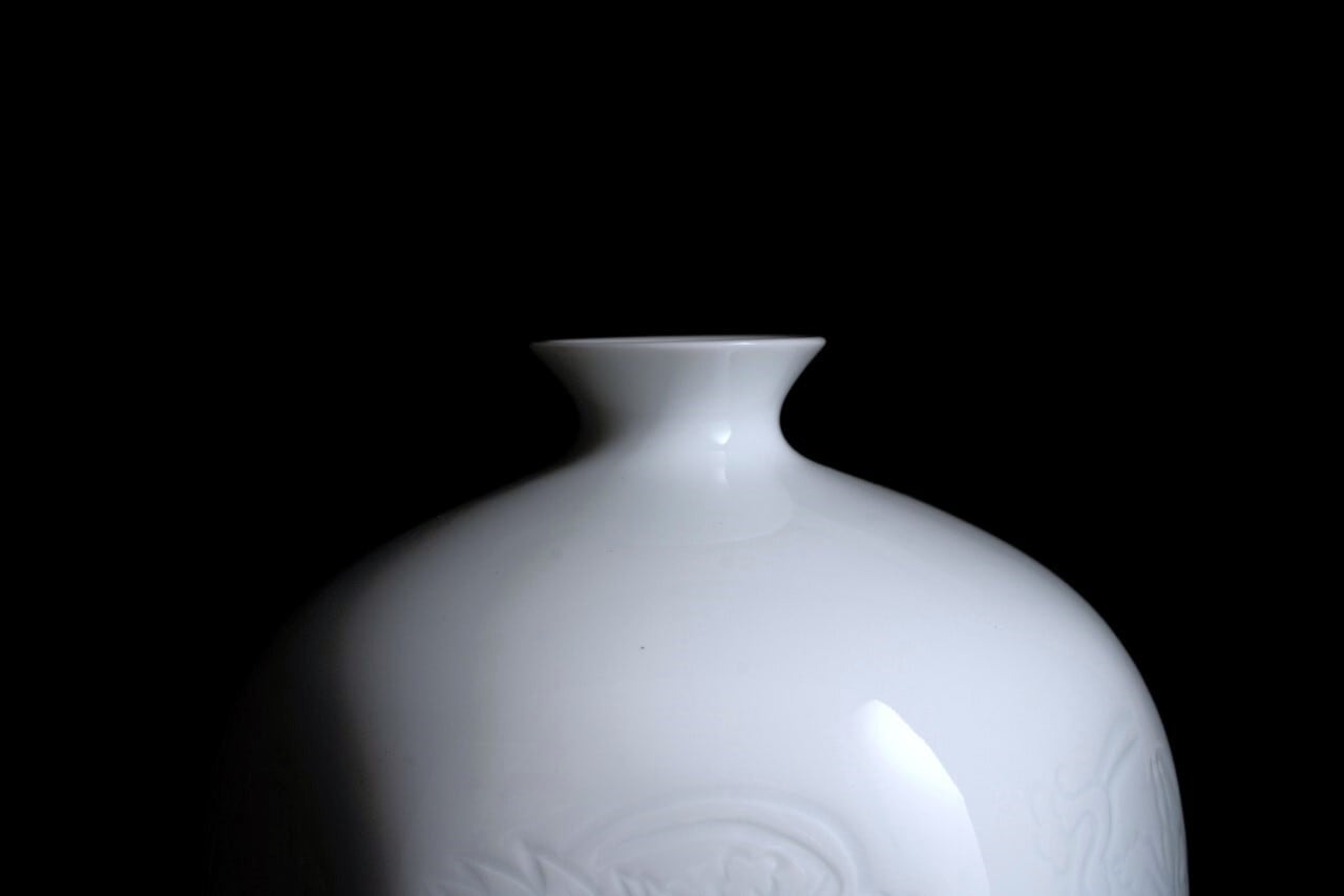 井上萬二作】白磁彫文面取壷 | 井上萬二窯 INOUE MANJI KILN