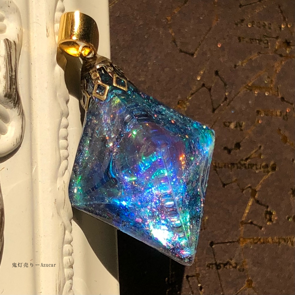 煌めく宇宙の光を集めて。ネックレス 蓄光宇宙レジン オルゴナイト 八