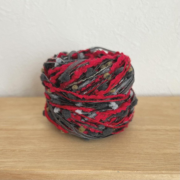 引き揃え毛糸玉*レッド、グレー×グレー〜カーキボンボン 毛糸 Decora