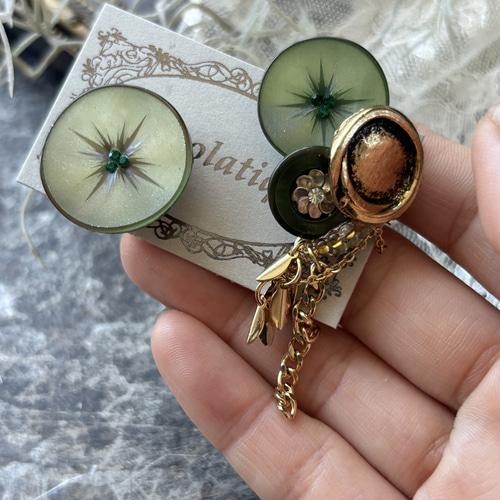 ヴィンテージボタンイヤーカフ&ピアス ピアス（スタッド・一粒） choco