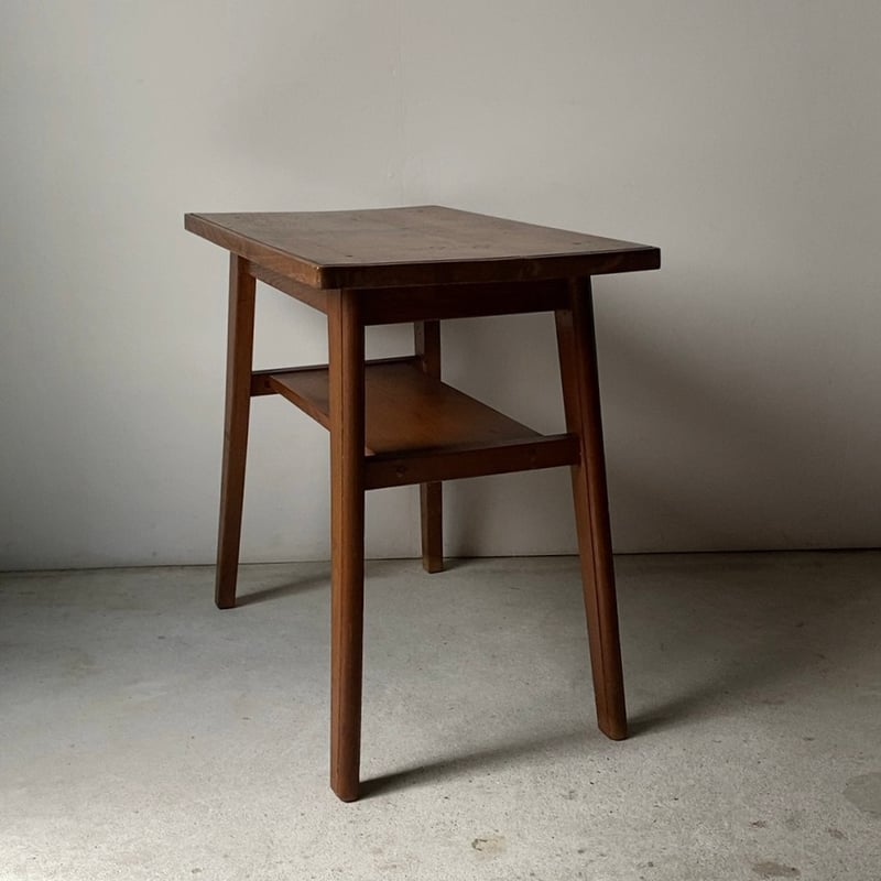 古い木のコーヒーテーブル 喫茶テーブル. 無垢材 小型テーブル サイド