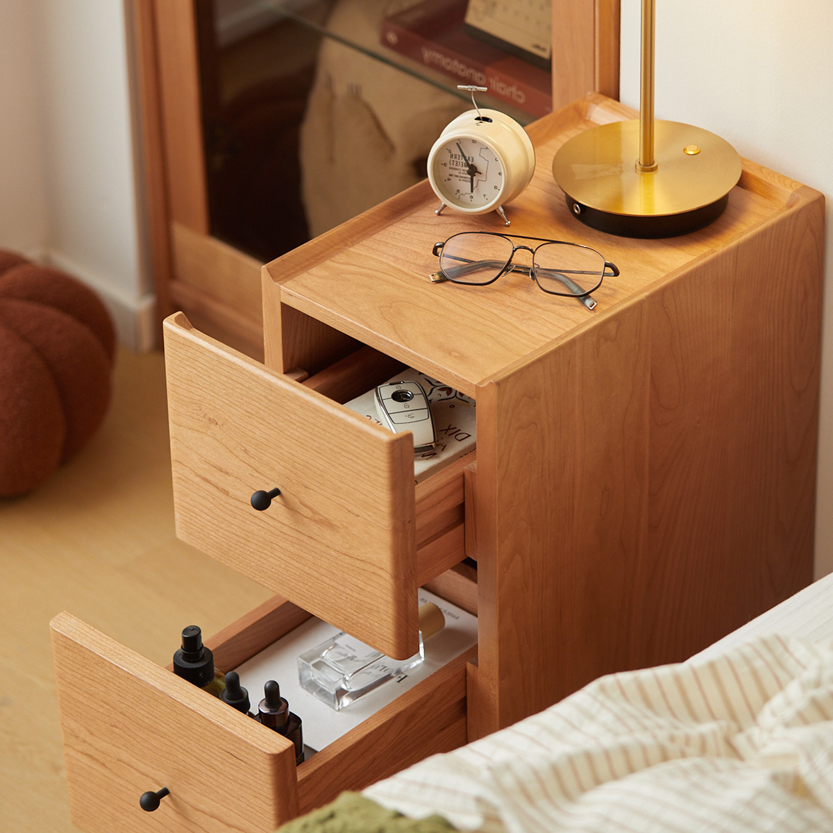 チェリーウッドスリムナイトテーブル | 美しい木目と高級感を兼ね備え
