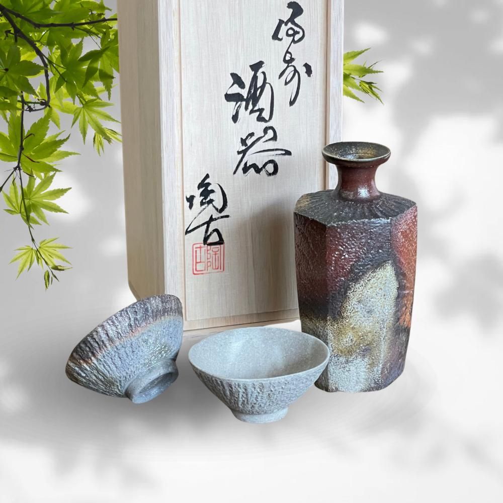 六角徳利と石目の盃の酒器セット（木箱） - 陶古窯オンラインショップ