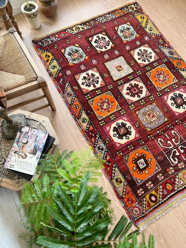 ワインレッドとくすみベージュのフラワー柄ヴィンテージトルコラグ No