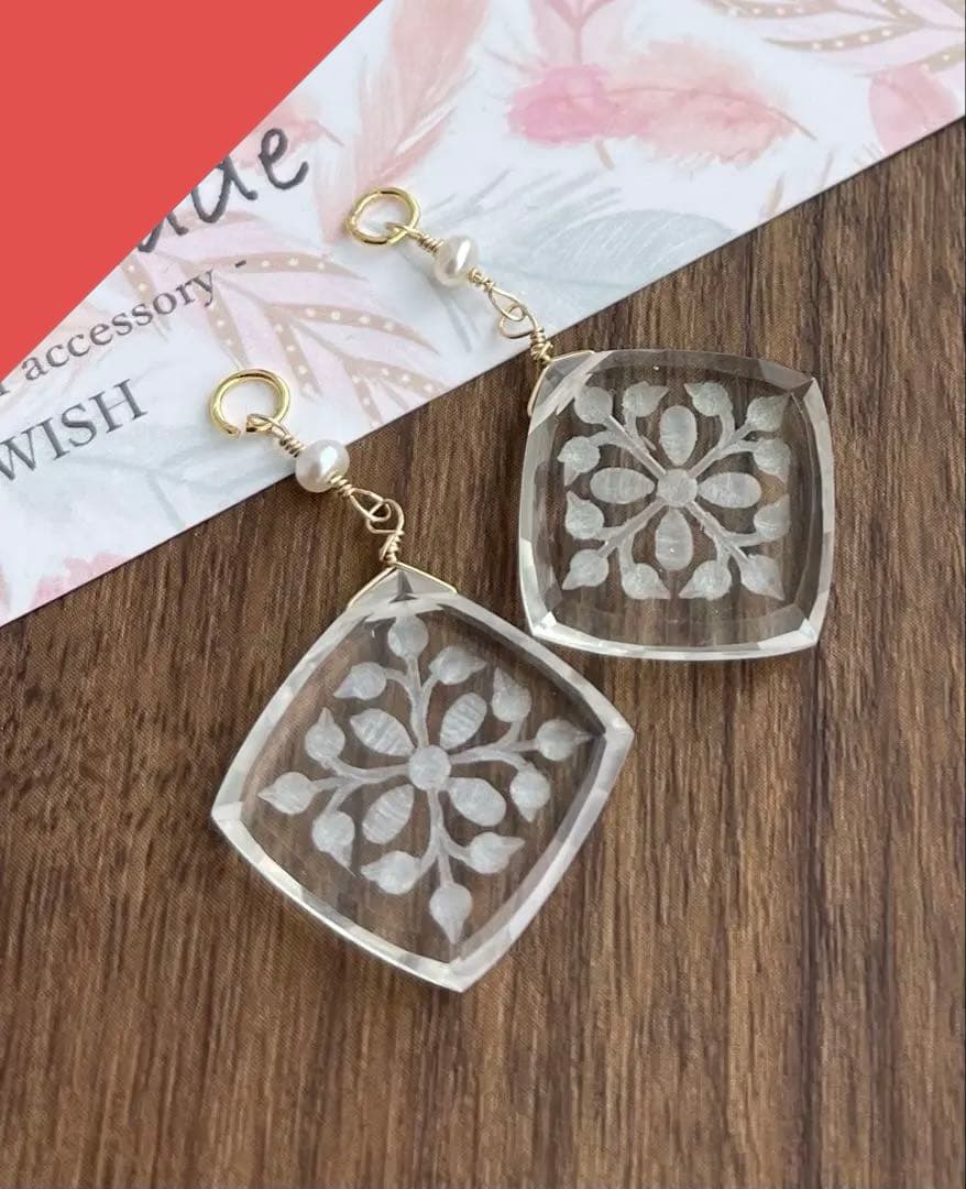 美しい＊クリスタルバックカービングのピアスチャーム＊ オニキス×マザーオブパール×クリスタルのカービング＊カルセドニー