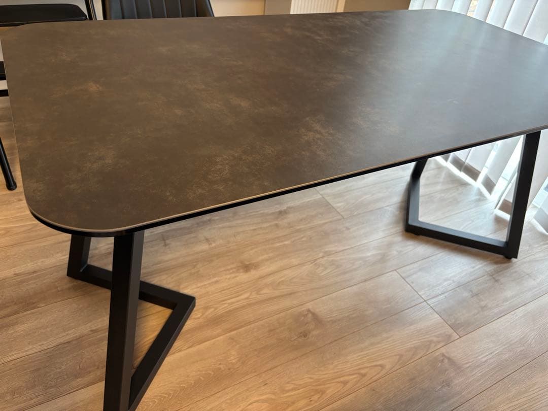 150cm セラミックテーブル モダンデザイン　椅子セット セラミック ダイニングテーブル（幅150cm）とアームチェアのモダンな