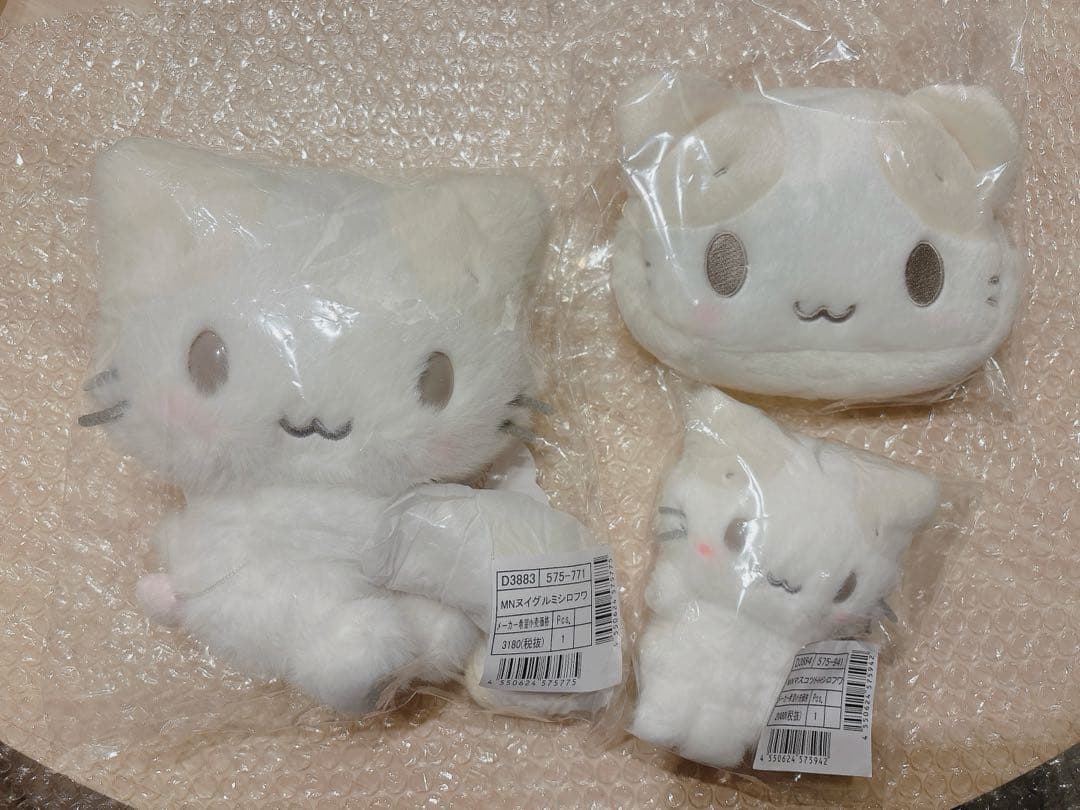 【新品】マシュマロみたいなふわふわにゃんこ　サンリオ しろふわ雲でおひるね 3点 サンリオ しろふわ雲でおひるね マシュマロみたいなふわふわにゃんこ 3