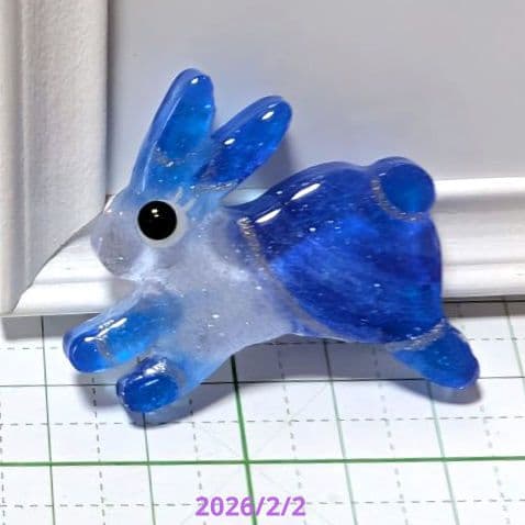 ウサギ　レジンヘアゴム　銀青　スノームーン 光る宇宙とうさぎ(猫)と月のヘアゴム レジン 蓄光 ハンドメイド
