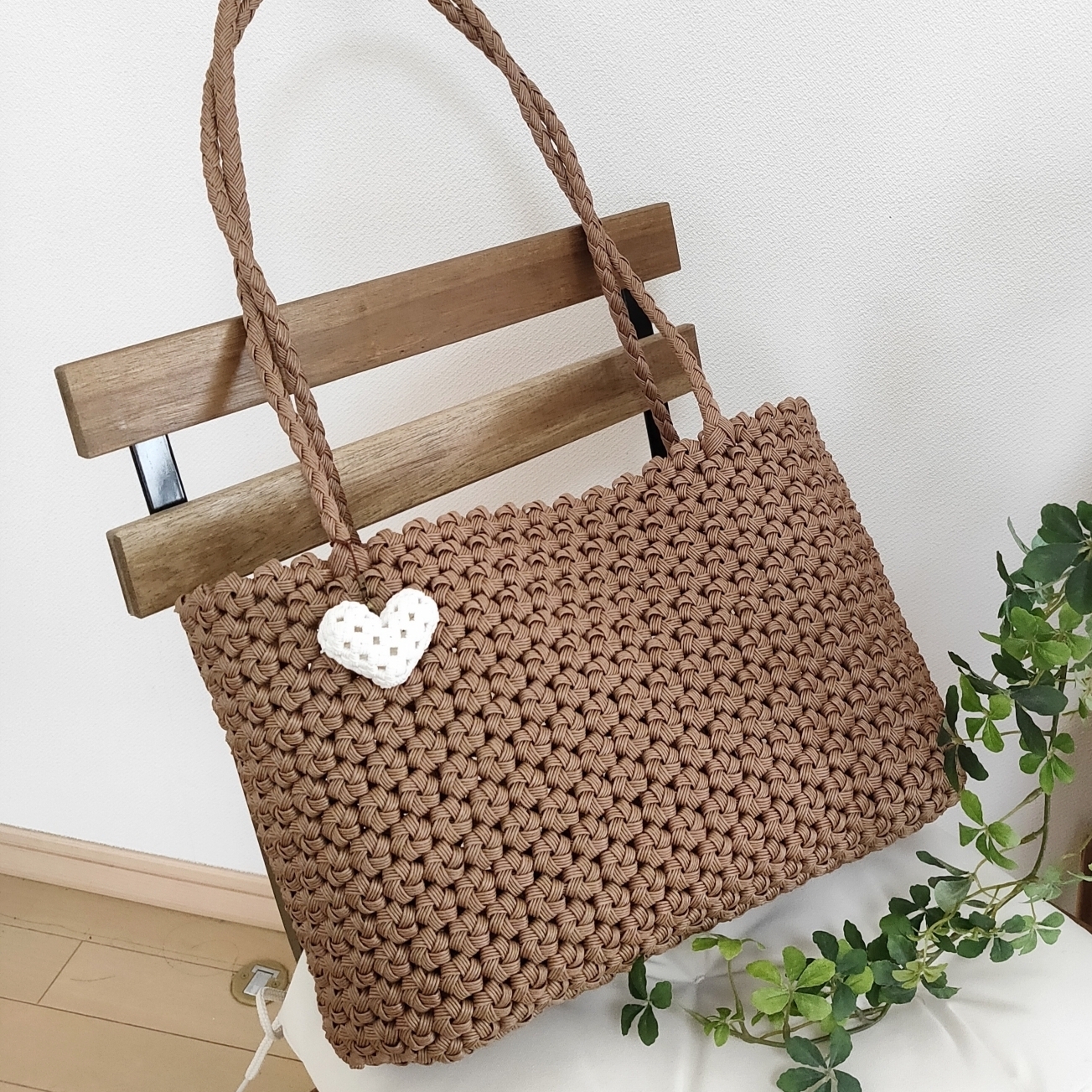 受注制作】花結び編み❀肩掛けクラフトバッグ（LL）モカ［チャーム付