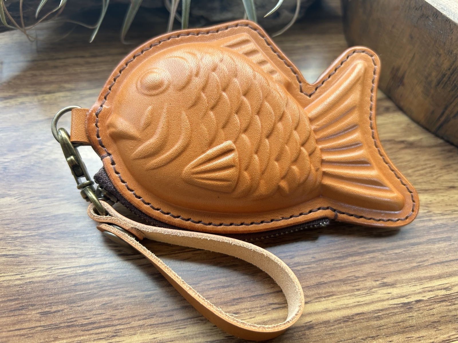 手作り本革】たい焼き型ミニポーチ｜遊び心ある小物・小銭入れ｜一点